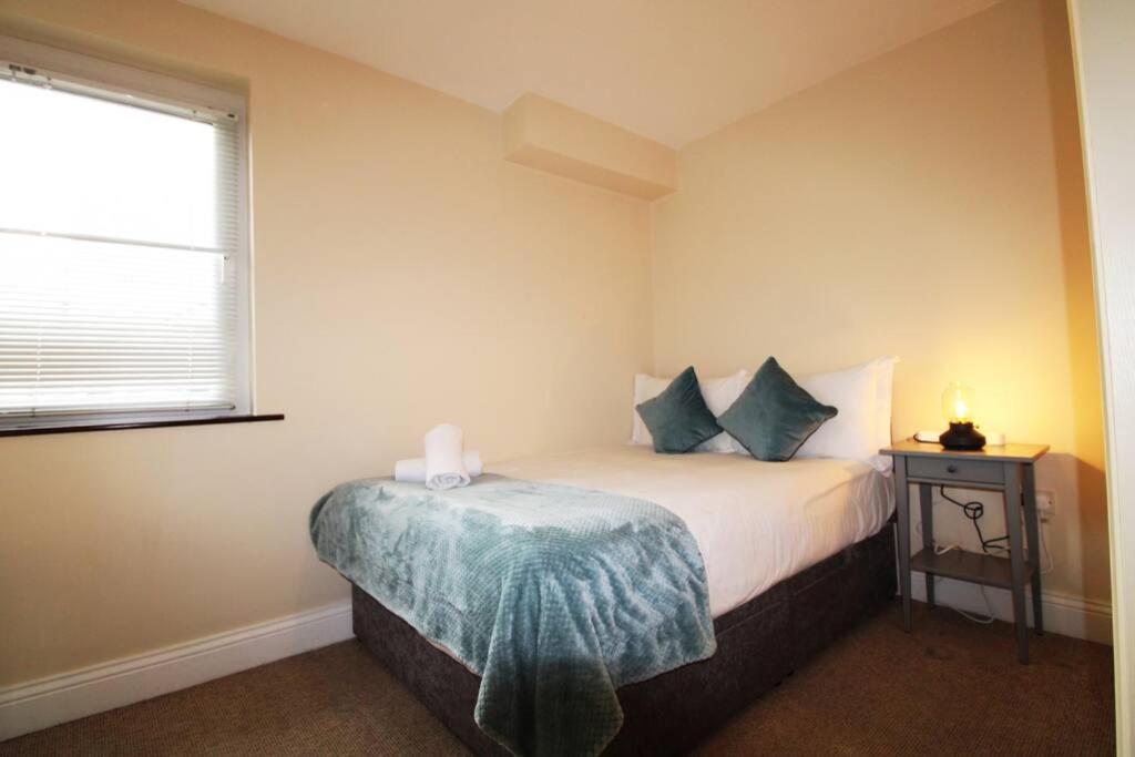 Large 3 Bed, Galway City Centre Apartamento Exterior foto