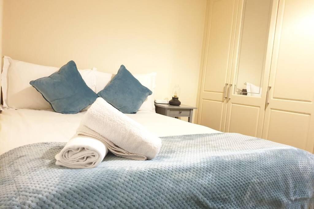 Large 3 Bed, Galway City Centre Apartamento Exterior foto