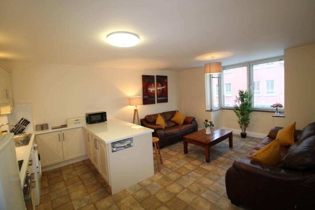 Large 3 Bed, Galway City Centre Apartamento Exterior foto