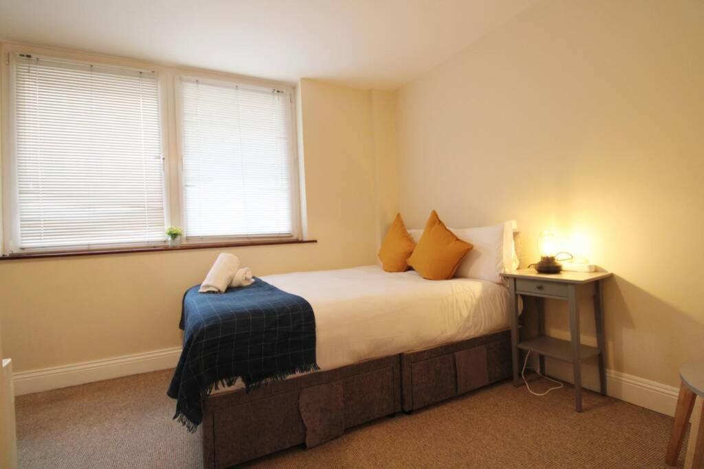 Large 3 Bed, Galway City Centre Apartamento Exterior foto